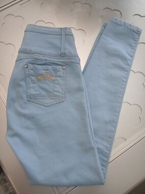 Light Blue Butt Lifting Women’s Jeans with Embroidered Pocket